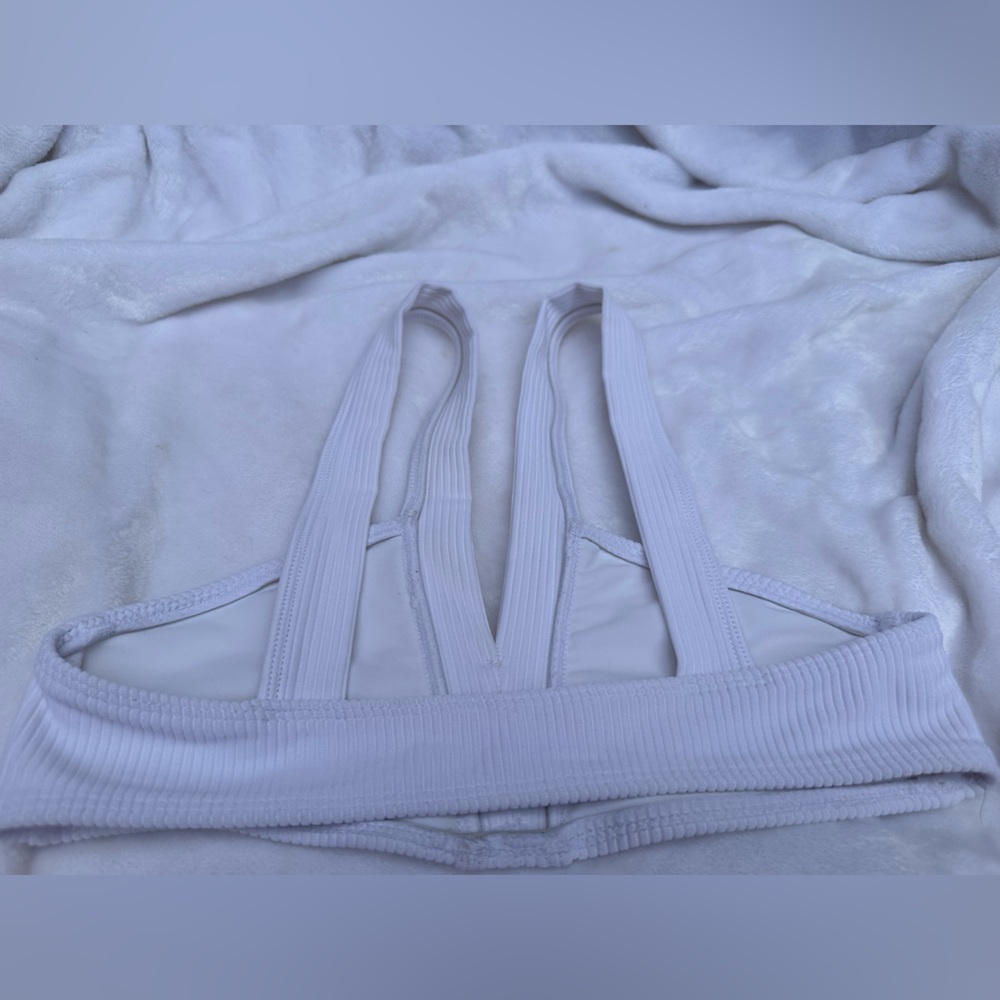 EUC Tularosa Cove Bikini Top in White. 3 buttons, ribbed fabric. Size xs - Picture 6 of 10